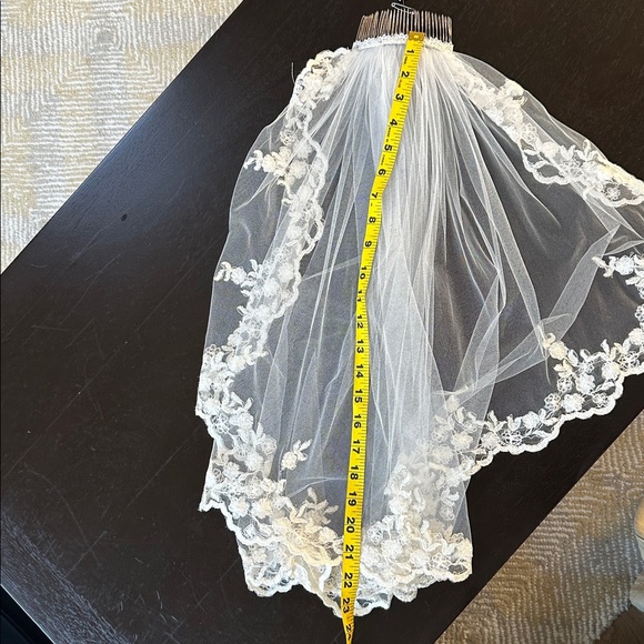 New With Tags Off White Cream Short Lace Veil - Picture 9 of 9